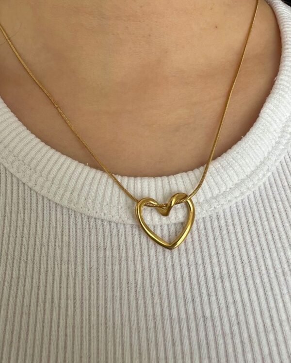 COLLAR CORAZÓN DORADO