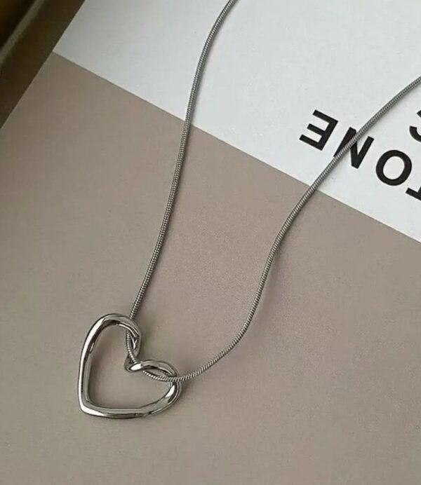 COLLAR CORAZÓN PLATEADO